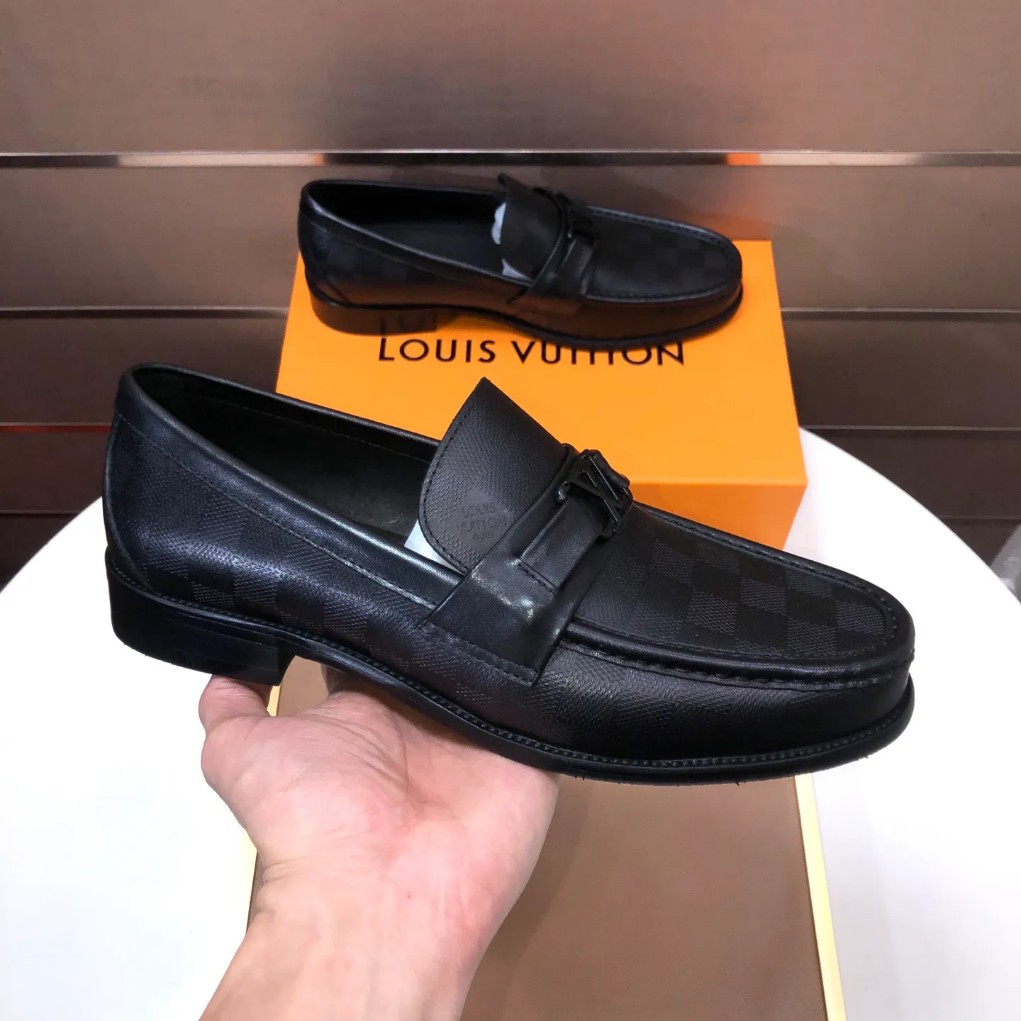 Men's men's shoes💰540💰[LV] (original single cowhide lining)🍀LV's latest genuine leather business suit shoes are available on the official website at the same time. The first-layer cowhide imported from Italy is made of heavy gold, and the official website has a 1:1 rubber outsole. Versatile to wear, high-end without losing class, and the color combination is extraordinary. This four-season style is alluring when worn on your feet, showing off your big-name flair. Standard code 38-45 (45 customized)
